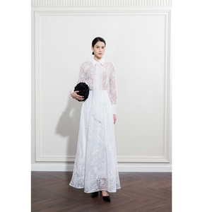 Blusas al por mayor para mujer: Top de encaje floral elegante con malla, suministro ODM de blusas y tops para mujer en Vietnam - Product Image 1