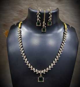 Conjunto de Colgante Chapado en Oro con Piedras, Diseño de Hoja Premium, Hecho a Mano en India, Regalo Ideal para Compromisos, Bodas y Fiestas, el Más Vendido y en Tendencia - Product Image 3
