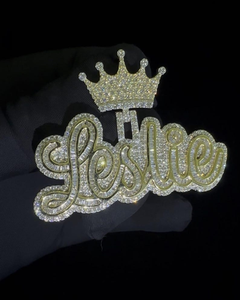 Pendentif lettre Dvars en forme de couronne sertie de diamants, en argent sterling plaqué or 18 carats, avec moissanite taille brillant et sertissage griffe - Product Image 1