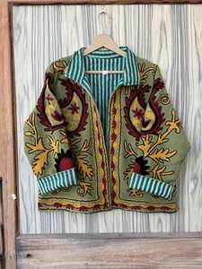 Veste de festival en tissu Suzani d'Ouzbékistan |   Manteau Bohème Brodé Artisanal & Kimono pour Invitée de Mariage - Product Image 2