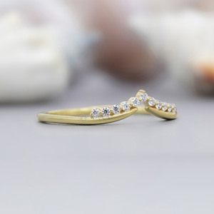 สายรัดมอยส์ซอไนต์ทรงกลมแบบมินิมอลแถบแต่งงานรูปตัววีสไตล์โค้งสีเหลืองทองสำหรับสวมใส่ทุกวันหรือเป็นของขวัญครบรอบ - Product Image 2