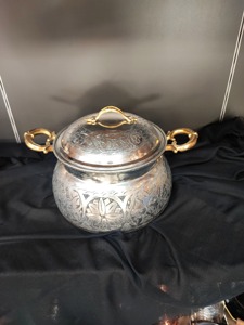 Casserole ronde en métal vintage très demandée avec couvercle, extérieur poli, poignées en alliage de zinc, ustensile de cuisson durable - Product Image 2