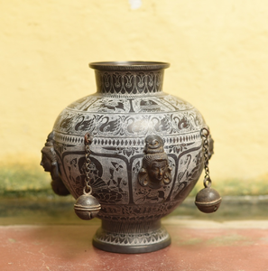 Vase kalash doré orné de motifs à carreaux texturés, d'un motif floral avant prononcé et d'un bordure sertie de pierres. - Product Image 4