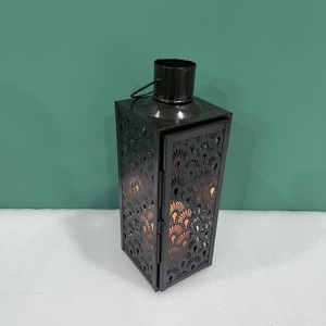 โคมไฟรอมฎอนงานฝีมือเหล็กสีดำ ดีไซน์ศิลป์ประดับตกแต่ง พร้อมที่ใส่เทียนลายสลัก สำหรับตกแต่งโต๊ะบ้าน - Product Image 1