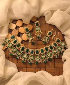 Impresionante conjunto de collar chapado en oro afgano con piedras rectangulares de rubí y esmeralda rodeadas por cristales blancos. - Product Image 6