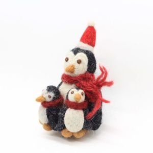 Ornement de Noël en feutre en forme de famille de pingouins avec chapeau de Père Noël et écharpe, décoration en peluche 3D de dessin animé - Product Image 2