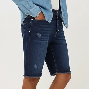 Pantalones cortos de mezclilla lavados de cintura alta para hombre con cierre de botones, detalles rasgados, estilo casual y logo en la espalda - Product Image 5