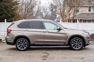 BMW X5 xDrive35i del 2017 Usata in Ottime Condizioni, Motore Turbo a 6 Cilindri, Colore Atlas Cedar Metallic, Interni Mocha, Pacchetto Clima Freddo - Product Image 4
