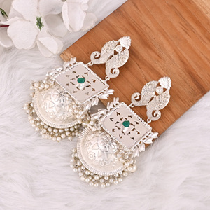Boucles d'oreilles ethniques Jhumka en perles hydrogénées vertes pour femmes |   Bijoux indiens traditionnels en laiton plaqué argent - Product Image 4