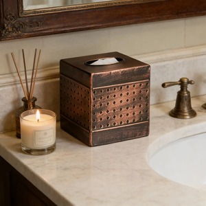 Caja para pañuelos con acabado en cobre rústico, soporte para pañuelos de metal martillado, perfecto para decoración de mesa y mostrador, procedente de la India. - Product Image 3