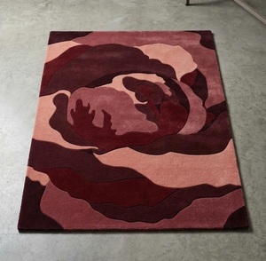 Tapis rectangulaire tendance bordeaux abstrait en laine tuftée à la main, antidérapant, à poils moyens, style artistique contemporain et moderne - Product Image 1