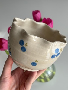 Tazón Artesanal de Cerámica con Borde Ondulado y Motivo de Bayas Pintado a Mano, Acabado Brillante para una Decoración Elegante de Cocina y Comedor - Product Image 3