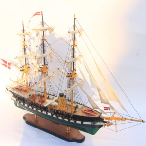 Modèle de navire danois en bois FREGATTEN JYLLAND - Décoration nautique peinte à la main, autoportante - Product Image 5