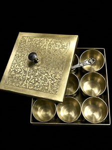 Caja de Especias Masala Dabba de Latón Hecha a Mano, Grabada, con 9 Contenedores y Cuchara, Organizador Decorativo de Cocina para Condimentos - Product Image 3