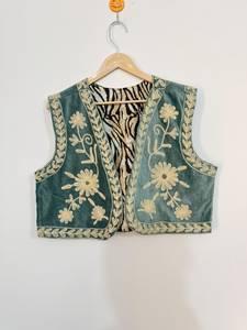 Chaleco Bordado Suzani de Terciopelo Ligero al por Mayor |   Chaqueta de Moda Étnica Bohemia Hecha a Mano con Estampado Floral, 100% - Product Image 1