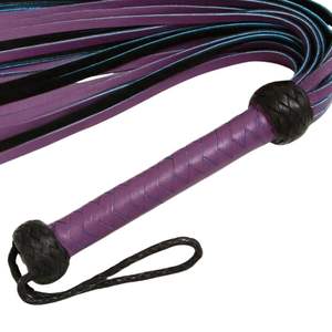 Flogger de Piel de Oveja de Alto Impacto con Cintas Anchas y Gruesas de 2.5cm, Hebilla de Acero y Diseño Impreso por Transferencia Térmica - Product Image 2