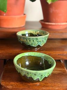 Cuenco de cerámica artesanal con esmalte de musgo exuberante, acabado decorativo con efecto goteo, apto para alimentos, duradero, ideal para un estilo de mesa único. - Product Image 2