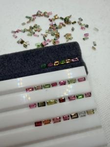 Tourmaline naturelle multicolore 10x3-5x3MM 41 carats Lot Coupe Baguette Pierre extraite de mine africaine Effet de couleur sans trou ZEHRA GEM - Product Image 3