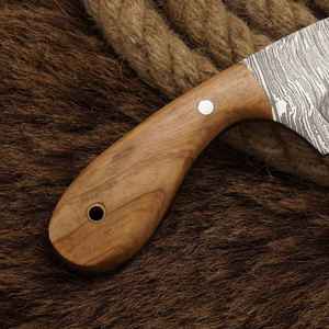 Cuchillo de caza hecho a mano de acero de Damasco con hoja de punta caída y filo recto, mango de madera de olivo, funda de cuero, personalizable OEM - Product Image 3