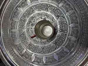 Verre en cuivre gravé à motif floral finition rouge pour cadeaux et célébrations de mariage, idéal pour servir des cocktails, provenant d'Inde - Product Image 3