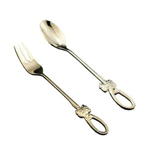 Ensemble de couverts en métal design contemporain pour appartement moderne, style de cuisine minimaliste, utilisation pour les fêtes - Élégant et durable - Product Image 4