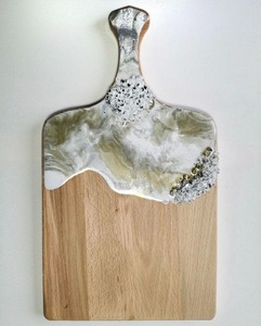 Planche à découper rectangulaire en bois et résine faite à la main avec poignée, design artistique en résine noire et blanche sur bois naturel - Product Image 3