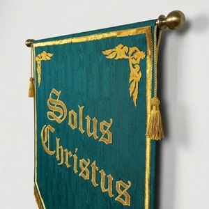Drapeau religieux brodé à la main Solus Christus, en velours vert avec franges dorées, pour décoration d'autel de chapelle - Product Image 3