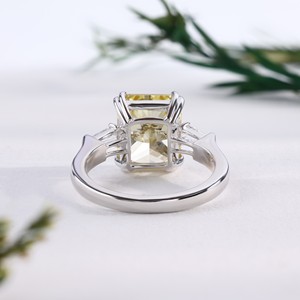 Anillo de Compromiso de Diamante Amarillo Canario de Corte Radiante de Lujo, Clásico con Piedras Laterales Cónicas, Anillo de Boda de Tres Piedras, Joyería Fina para Regalo - Product Image 4