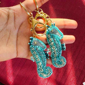 Llavero de Caballito de Mar Clásico Hecho a Mano con Cuentas de Semillas, Ecológico, Azul Océano, Amuleto de Animal Marino, Regalo Costero para Amantes del Océano - Product Image 2