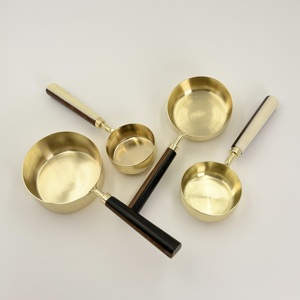 Juego de 4 Tazas y Cucharas Medidoras de Acero Inoxidable con Acabado PVD Dorado y Mango de Resina, Gran Demanda en el Mercado - Product Image 4