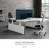 Bureau de travail rectangulaire moderne pour deux personnes, réglable en hauteur, en bois, avec dessus blanc, écran de confidentialité bleu foncé et gestion des câbles