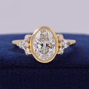 Bague en or jaune 14 carats avec diamant ovale de laboratoire de 2 carats serti clos - Product Image 1