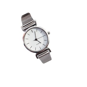 Reloj de Pulsera Elegante y Retro para Mujer, Versión Juvenil, Caja Pequeña de Aleación, Movimiento de Cuarzo, Manecillas de 10 mm - Product Image 5