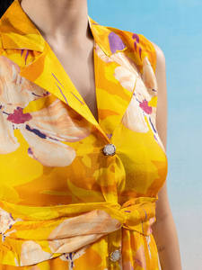 เดรสทรงเอพิมพ์ลายดอกไม้สีเหลือง คอปก แขนกุด ความยาวปานกลาง ชายระบาย ปิดด้วยกระดุม มาพร้อมเข็มขัด เอวธรรมชาติ เป็นมิตรกับสิ่งแวดล้อม - Product Image 2