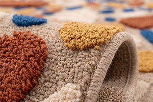 Tapis en terrazzo bleu rouille moutarde, motif abstrait multicolore en galets, tapis bicolore à poils longs et courts avec formes texturées en relief pour un intérieur moderne - Product Image 4