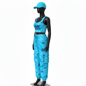 Conjunto de mujer con top corto sin mangas de algodón, poliéster y spandex de alta calidad y pantalones cargo con estampado urbano en color aguamarina y logotipo sublimado. - Product Image 5