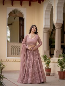 Ensemble Lehenga rose brodé, chemisier à manches longues, jupe plissée, dupatta en tulle, tenue de mariage indienne - Product Image 4