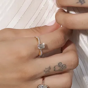 Bague en diamant de laboratoire de 1,3 carat émeraude avec bande pavée torsadée et halo caché, idéale pour la Saint-Valentin, provenant d'un fournisseur indien. - Product Image 4