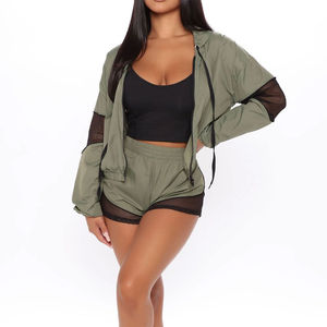 Conjunto Deportivo Personalizado al por Mayor, Chaqueta Deportiva de Nailon y Pantalones Cortos, Conjunto Corto Cortavientos para Mujer - Product Image 1