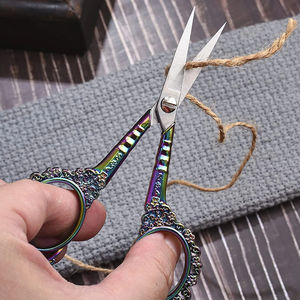 Ciseaux miniatures de qualité supérieure, revêtement en titane, multi-usages, pour couture et broderie, avec manche en acier. - Product Image 5