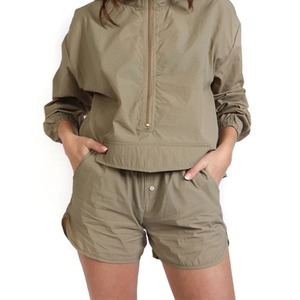 Conjunto de Pantalones Cortos y Chaqueta Cortavientos para Mujer, Estilo Urbano, Bloques de Color, Ligero - Product Image 1