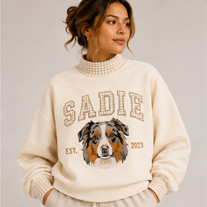 เสื้อสเวตเตอร์คอเต่าผู้หญิง Sadie สีชมพู ลายปักรูปสุนัข แขนยาว ทรงโอเวอร์ไซส์ คอเต่าปลอม สวมใส่ในฤดูใบไม้ร่วง - Product Image 2