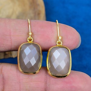 Boucles d'oreilles pendantes en pierre de lune grise naturelle faite à la main, forme coussin, en argent sterling 925 plaqué or 18 carats - Product Image 2