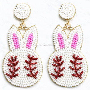 Boucles d'oreilles en cristal de forme émeraude faites à la main, avec des perles de strass en forme de cœur, design floral blanc et jaune, jolies boucles d'oreilles en perles de graines, taille personnalisée, pour les fêtes - Product Image 4