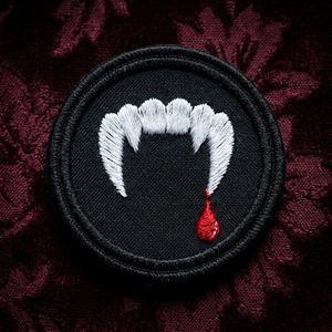 Fabricante Personalizado de Parches Bordados al por Mayor, Parches Redondos Termoadhesivos de Colmillos de Vampiro, Parches Personalizados para Ropa, Logotipos - Product Image 1