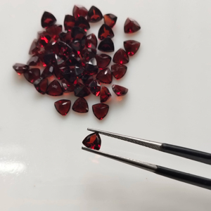 โกเมนสีแดงธรรมชาติ 5 มม. ทรงทริลเลียนคัท คุณภาพดีที่สุด พลอยเม็ดเดี่ยวสำหรับทำเครื่องประดับ - Product Image 1