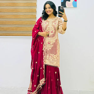 Traje Palazzo Bordado Color Granate de Diseñador – Conjunto Étnico de Georgette con Bordado Pesado y Lentejuelas para Bodas y Festivales - Product Image 1