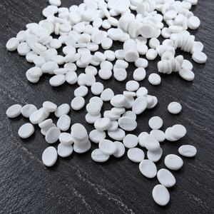 Meilleur prix, produit phare : Granulés de carbonate de calcium (masterbatch) en forme de remplissage, couleur blanc naturel, matière première pour bidons. - Product Image 1