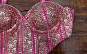 Blouse de sari de mariée rose vif, richement brodée avec des travaux de Zari et de sequins - Product Image 3