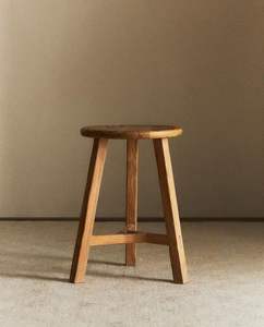 Taburete de madera tallado a mano que muestra una artesanía experta y detalles artísticos para un atractivo interior único - Product Image 2